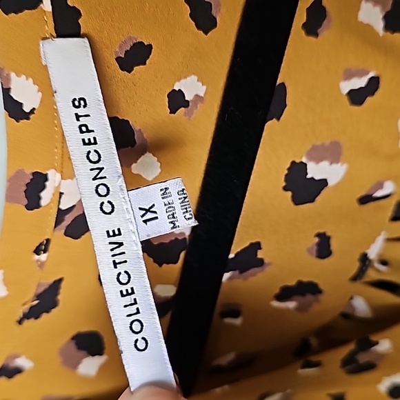 Collective Concepts Popover animal print blouse 1X - Picture 2 of 6
